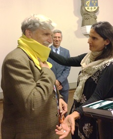 General Dallaire receives a hug scarf from Shelley Hannah